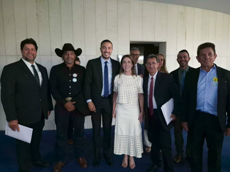 Ilustração da notícia Prefeito de Pedro Gomes garante mais de R$ 4,5 milhões em recursos e dois ônibus escolares em Brasília